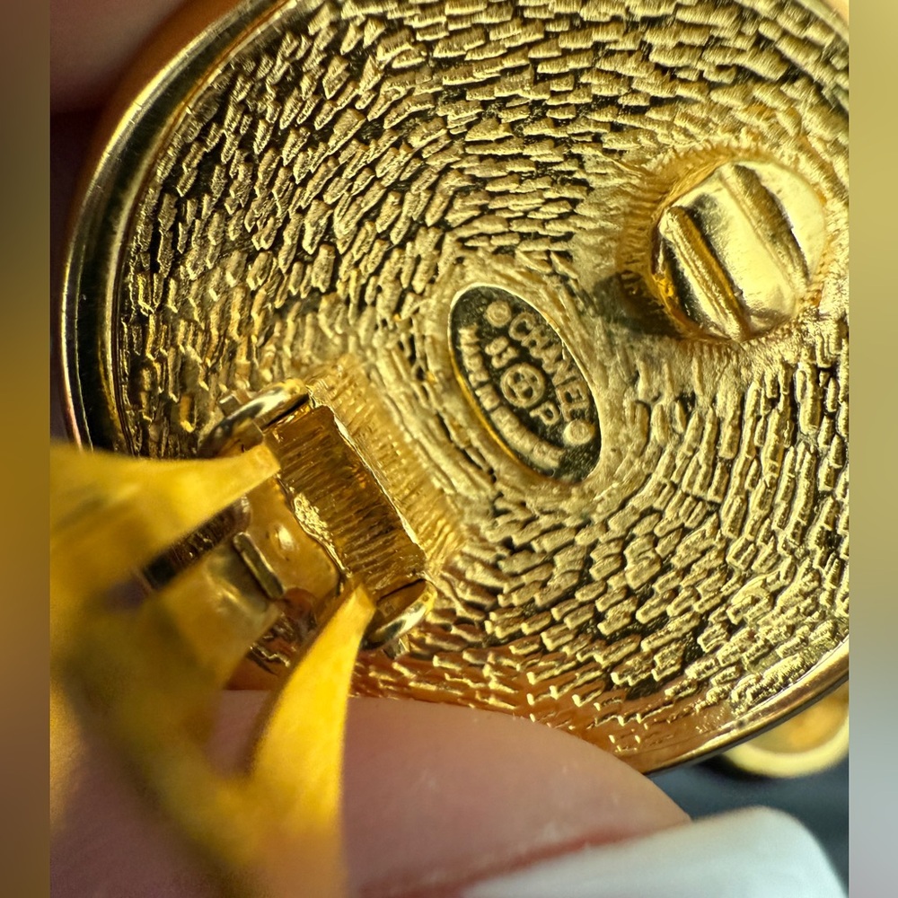 LOT 2092 24K gold plated CHANEL vintage two tone clip on earrings - Picture 4 of 7